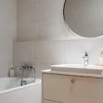 דירה Bright Design Loft With Balcony