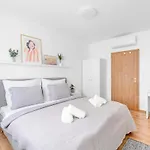דירה Bright Design Loft With Balcony *